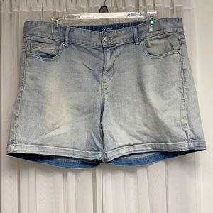 🌼 3/15 Tommy Hilfiger Light-wash Denim Shorts